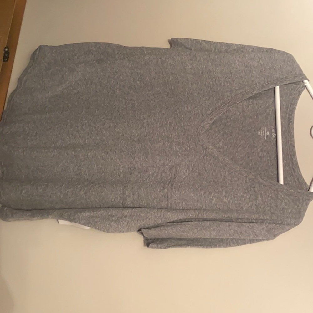 NWT Women’s V-neck pocketed t-shirt